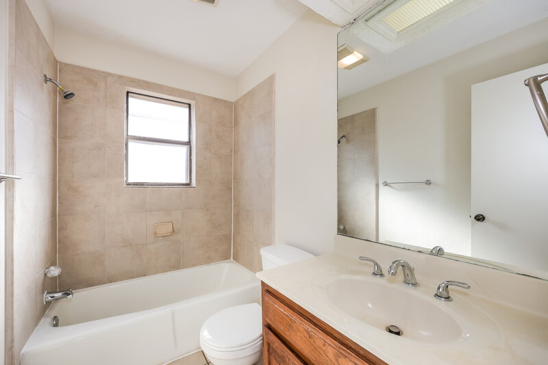 1,780/Mo, 7908 Gladewater Dr Fort Worth, TX 76134 Bathroom View