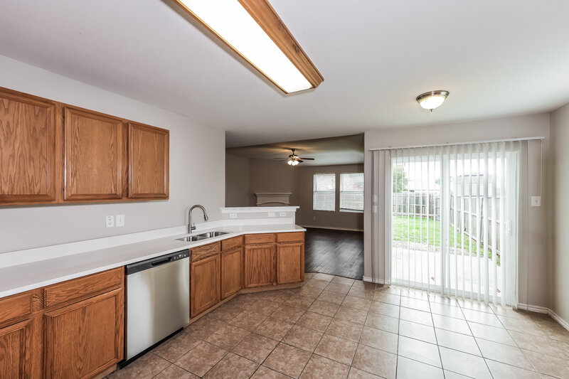 2,290/Mo, 580 Creekbend St Crowley, TX 76036 Kitchen View 3