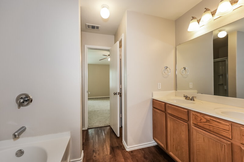 2,290/Mo, 580 Creekbend St Crowley, TX 76036 Main Bathroom View