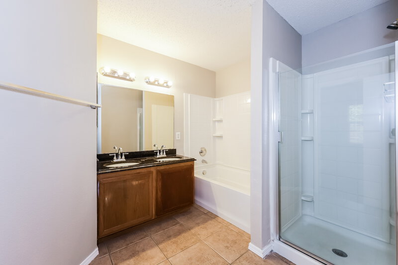2,280/Mo, 3617 Clydesdale Dr Denton, TX 76210 Main Bathroom View