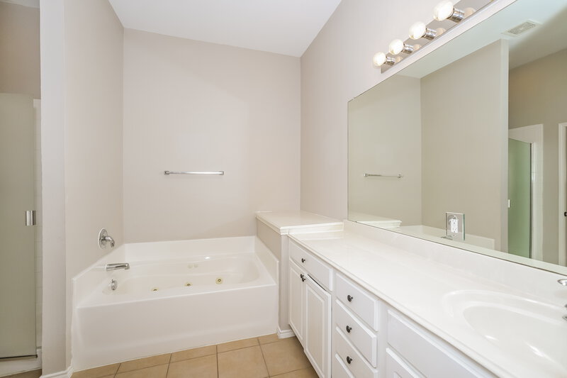 2,515/Mo, 908 Lindstrom Dr Fort Worth, TX 76131 Main Bathroom View