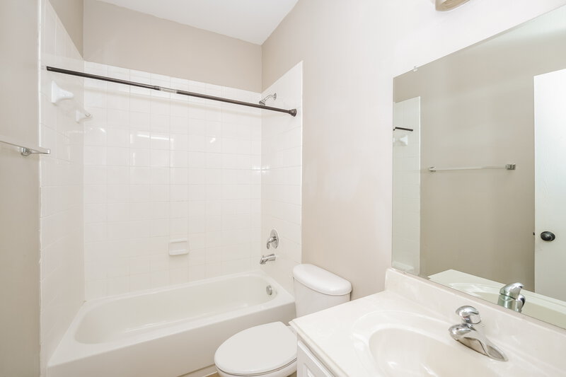 2,515/Mo, 908 Lindstrom Dr Fort Worth, TX 76131 Bathroom View