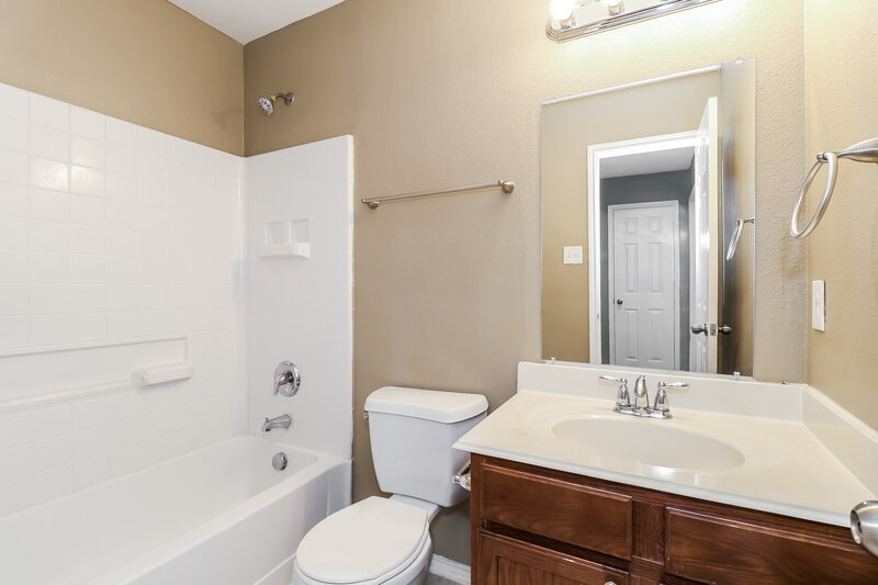 2,055/Mo, 9036 Sun Haven Way Fort Worth, TX 76244 Bathroom View