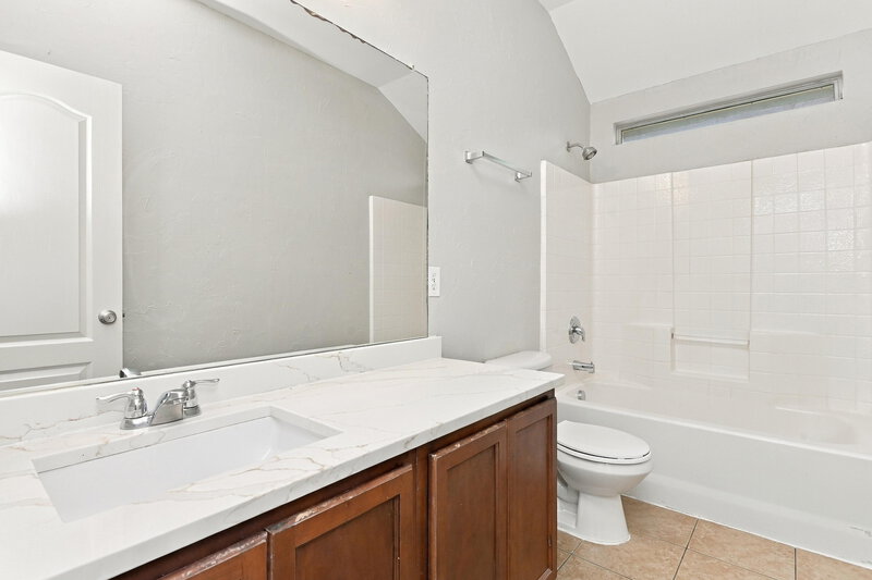 2,205/Mo, 6229 Chalk Hollow Dr Fort Worth, TX 76179 Bathroom View