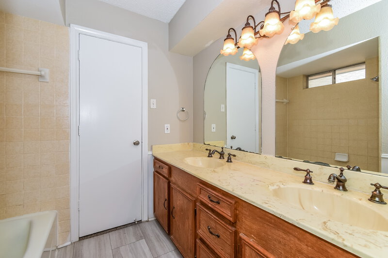 2,410/Mo, 522 Pebblecreek Dr Garland, TX 75040 Main Bathroom View