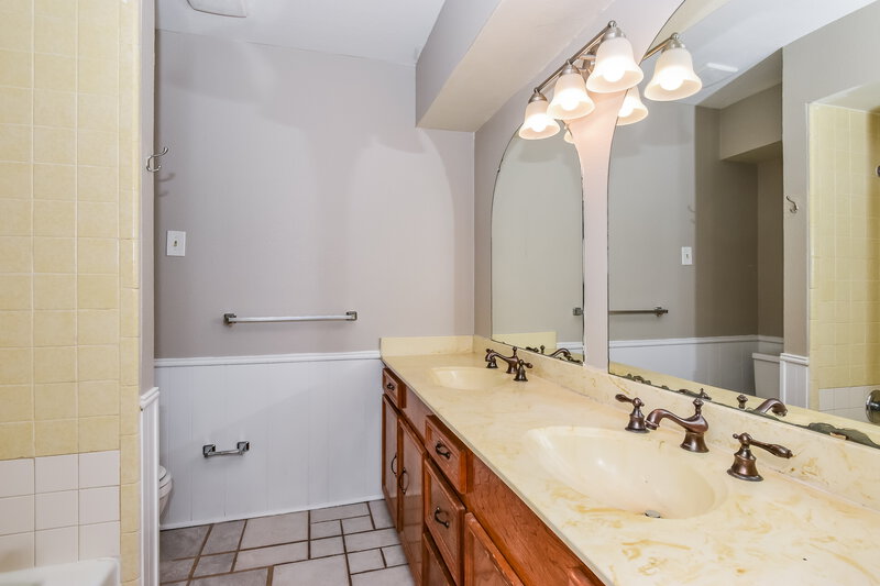 2,410/Mo, 522 Pebblecreek Dr Garland, TX 75040 Bathroom View