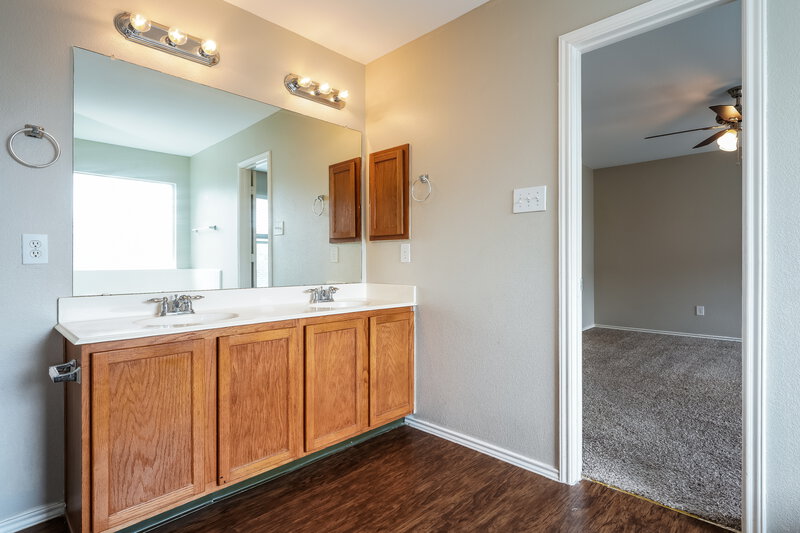 2,770/Mo, 103 Red Wolf Ln Red Oak, TX 75154 Main Bathroom View