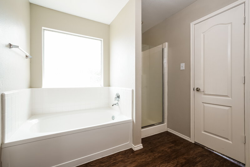 2,770/Mo, 103 Red Wolf Ln Red Oak, TX 75154 Main Bathroom View 2