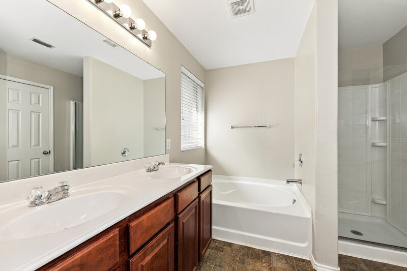 1,995/Mo, 506 Eisenhower Ln Lavon, TX 75166 Primary Bathroom View