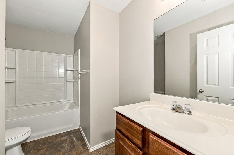 1,995/Mo, 506 Eisenhower Ln Lavon, TX 75166 Bathroom View