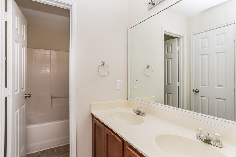 3,750/Mo, 6816 Clarktown Ct Dallas, TX 75236 Bathroom View