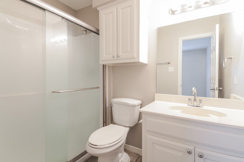 1,975/Mo, 206 E Holly Crandall, TX 75114 Main Bathroom View