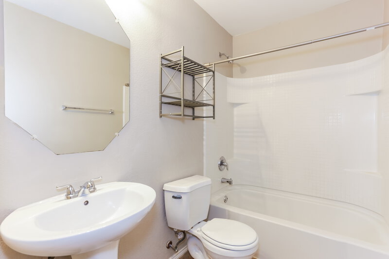 1,940/Mo, 1303 Macaw Ct Grand Prairie, TX 75051 Main Bathroom View