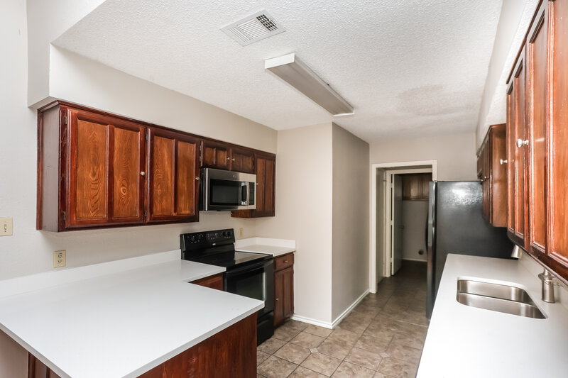 2,060/Mo, 6400 Running Creek Dr Arlington, TX 76001 Kitchen View 2