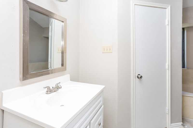 2,060/Mo, 6400 Running Creek Dr Arlington, TX 76001 Main Bathroom View