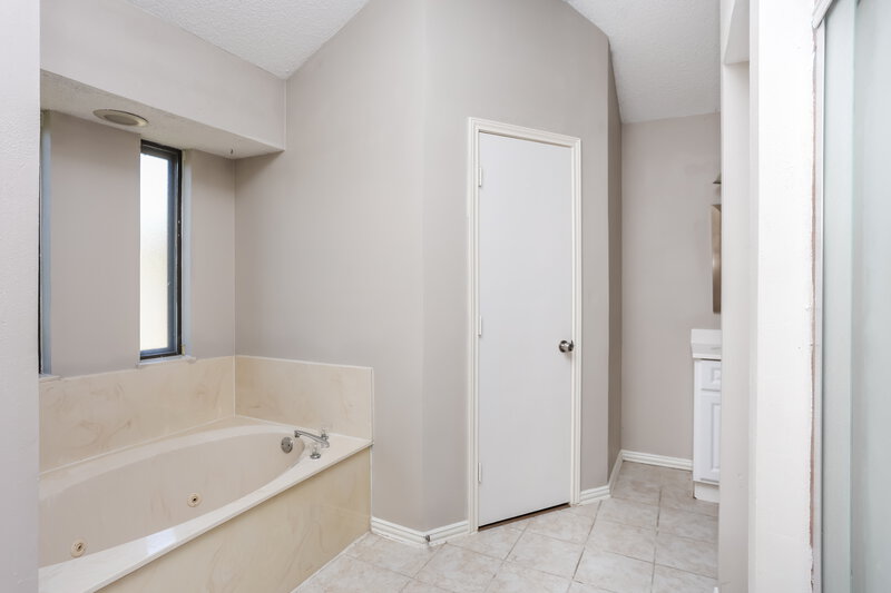 2,060/Mo, 6400 Running Creek Dr Arlington, TX 76001 Main Bathroom View 2