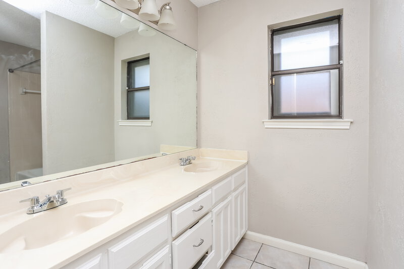 2,060/Mo, 6400 Running Creek Dr Arlington, TX 76001 Bathroom View