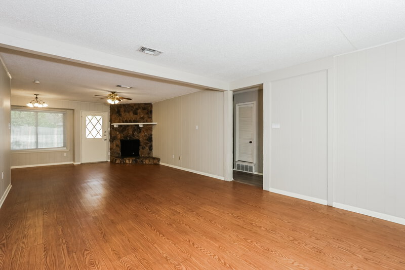 1,815/Mo, 1307 Columbine Ct Arlington, TX 76013 Living Room View 2