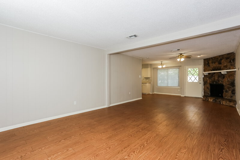 1,815/Mo, 1307 Columbine Ct Arlington, TX 76013 Living Room View 3