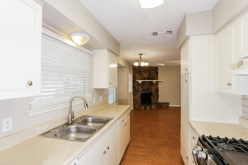 1,815/Mo, 1307 Columbine Ct Arlington, TX 76013 Kitchen View 2