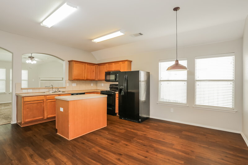 2,205/Mo, 2808 Merry View Ln Fort Worth, TX 76120 Kitchen View