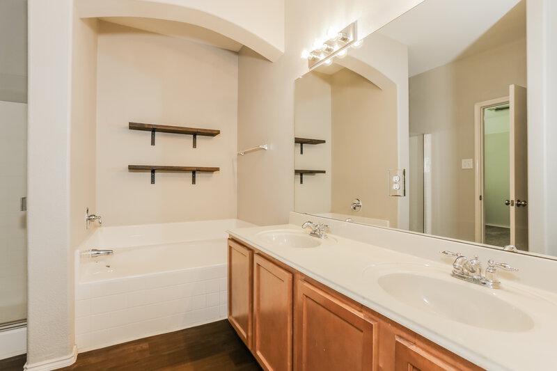 2,205/Mo, 2808 Merry View Ln Fort Worth, TX 76120 Main Bathroom View
