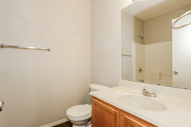 2,205/Mo, 2808 Merry View Ln Fort Worth, TX 76120 Bathroom View