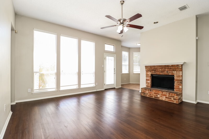 2,280/Mo, 4340 Estes Park Rd Haltom City, TX 76137 Family Room View 2