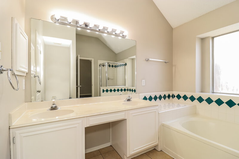 2,280/Mo, 4340 Estes Park Rd Haltom City, TX 76137 Main Bathroom View