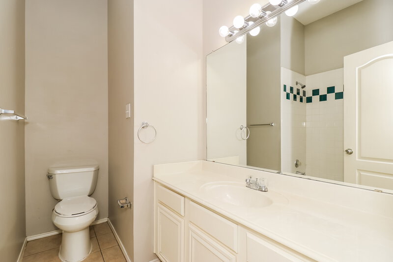 2,280/Mo, 4340 Estes Park Rd Haltom City, TX 76137 Bathroom View