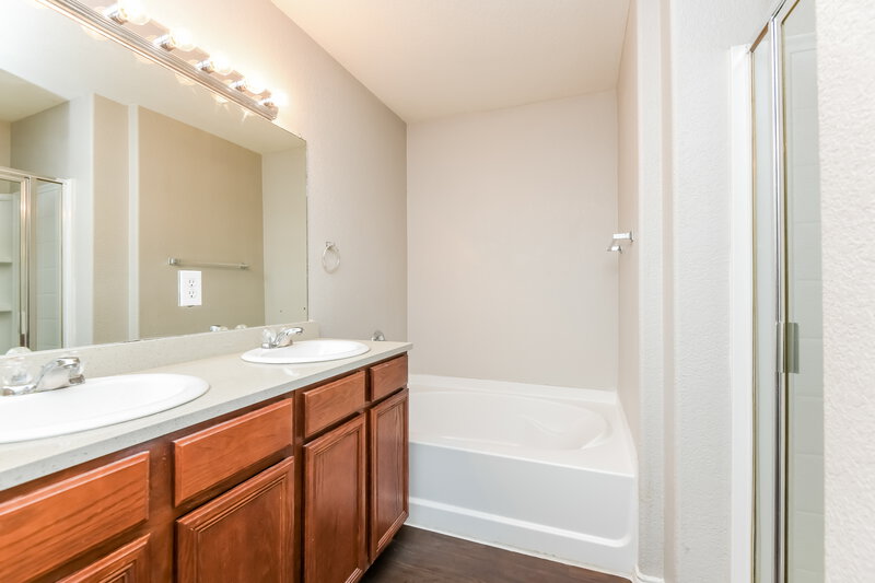 2,900/Mo, 105 Brookbank Ct Crowley, TX 76036 Main Bathroom View