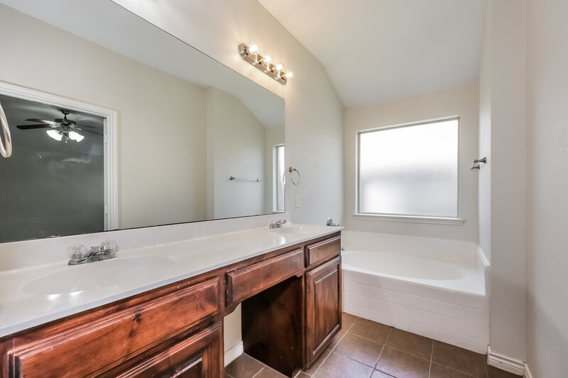 2,210/Mo, 1220 Roping Reins Way Haslet, TX 76052 Main Bathroom View 2