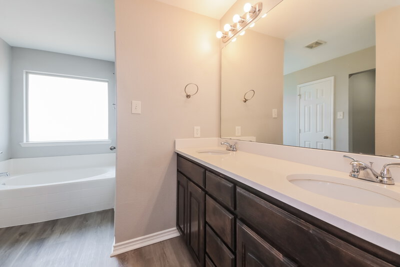 2,019/Mo, 12804 Bruce Dr Balch Springs, TX 75180 Main Bathroom View