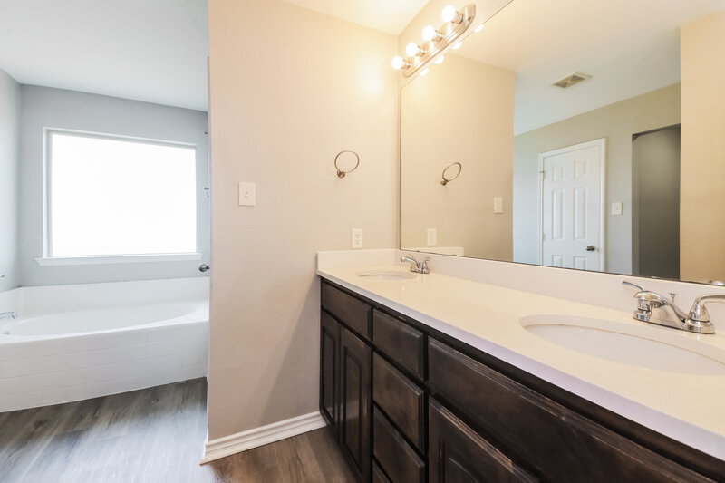 2,019/Mo, 12804 Bruce Dr Balch Springs, TX 75180 Main Bathroom View 2