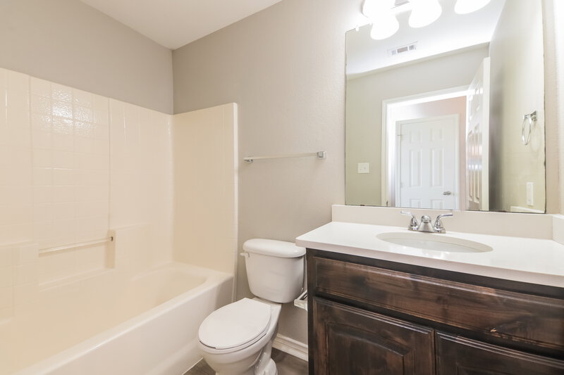 2,019/Mo, 12804 Bruce Dr Balch Springs, TX 75180 Bathroom View