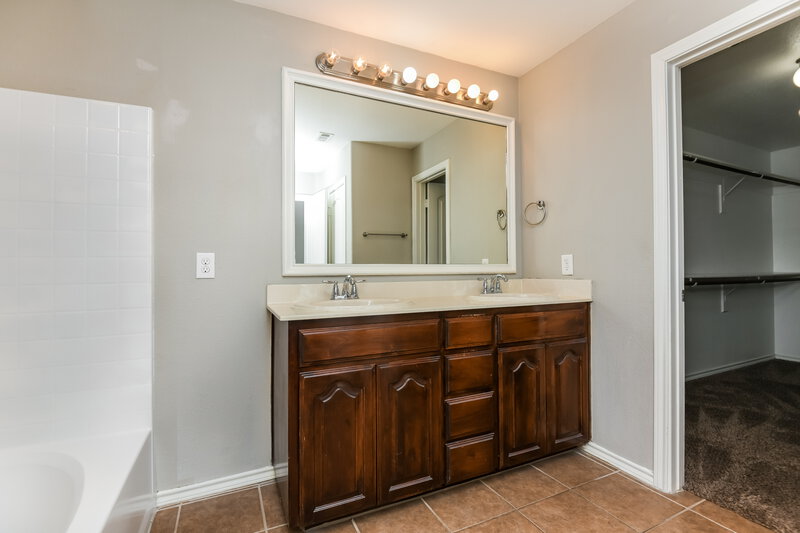 2,230/Mo, 5180 Britton Ridge Ln Fort Worth, TX 76179 Main Bathroom View