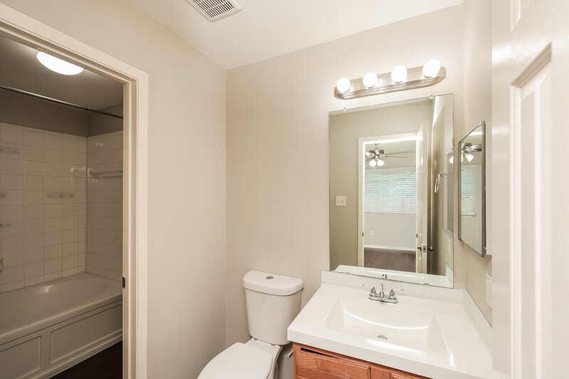 1,890/Mo, 6624 Cantata Ct Dallas, TX 75241 Main Bathroom View