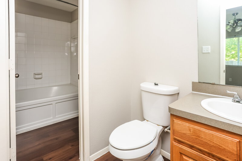 1,920/Mo, 6624 Cantata Ct Dallas, TX 75241 Bathroom View