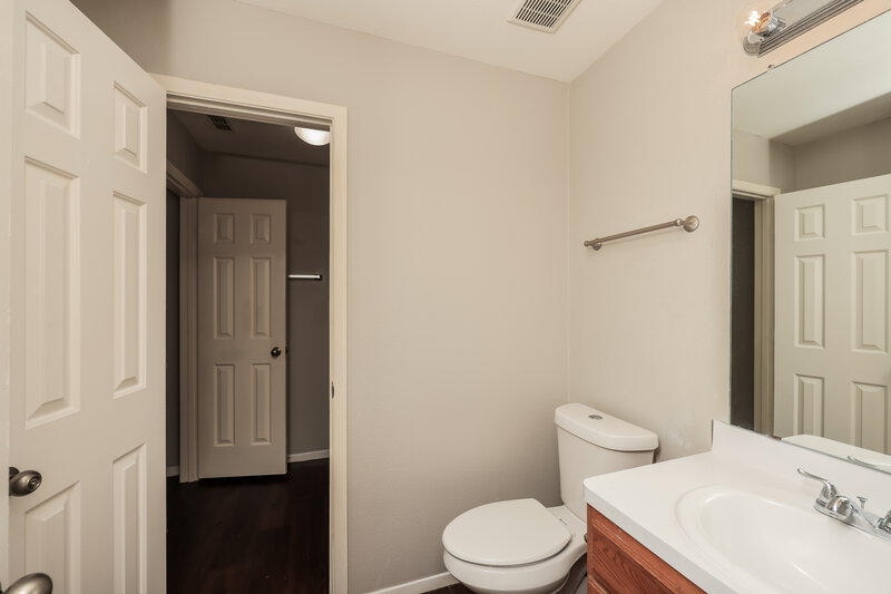 1,890/Mo, 6624 Cantata Ct Dallas, TX 75241 Bathroom View