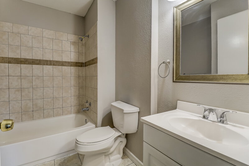 1,810/Mo, 742 Yale Dr Lancaster, TX 75134 Main Bathroom View