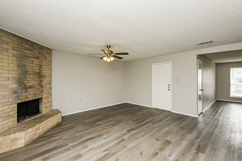 1,820/Mo, 716 Admiralty Way Fort Worth, TX 76108 Living Room View