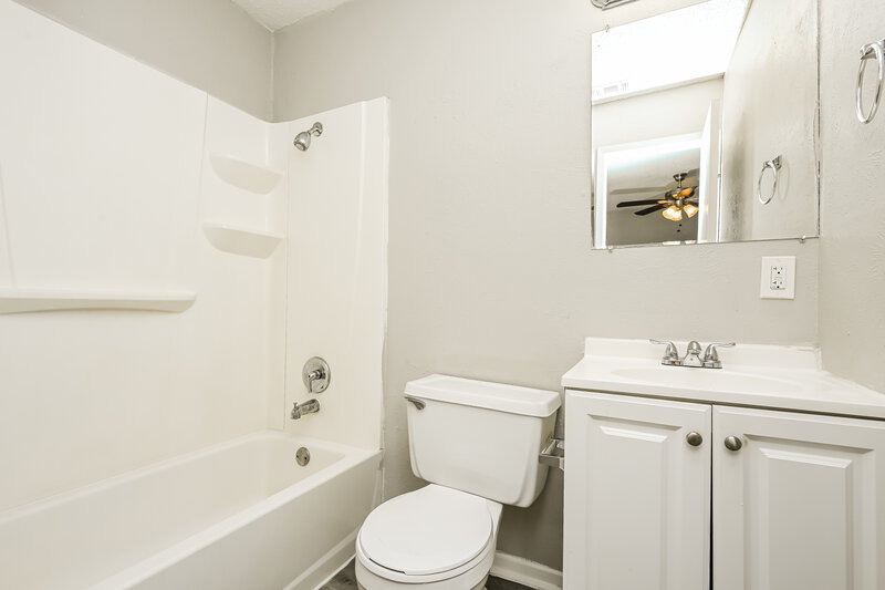 1,820/Mo, 716 Admiralty Way Fort Worth, TX 76108 Main Bathroom View