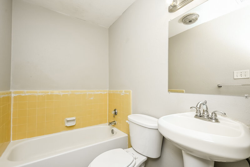 1,820/Mo, 716 Admiralty Way Fort Worth, TX 76108 Bathroom View