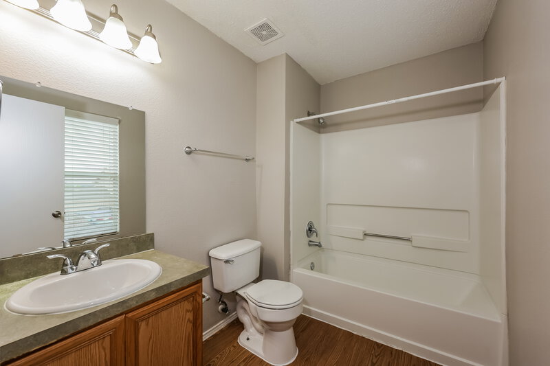 1,860/Mo, 9722 Michelle Dr Dallas, TX 75217 Main Bathroom View