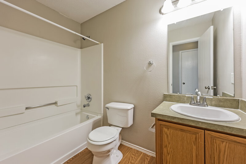 1,860/Mo, 9722 Michelle Dr Dallas, TX 75217 Bathroom View