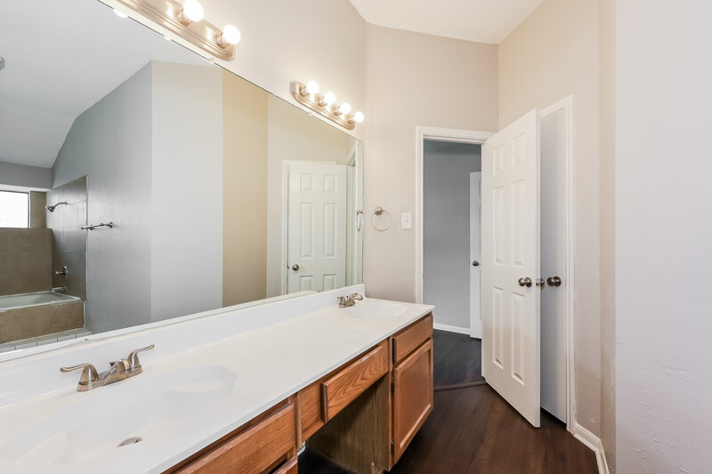 1,825/Mo, 4747 Poppy Dr E Fort Worth, TX 76137 Main Bathroom View