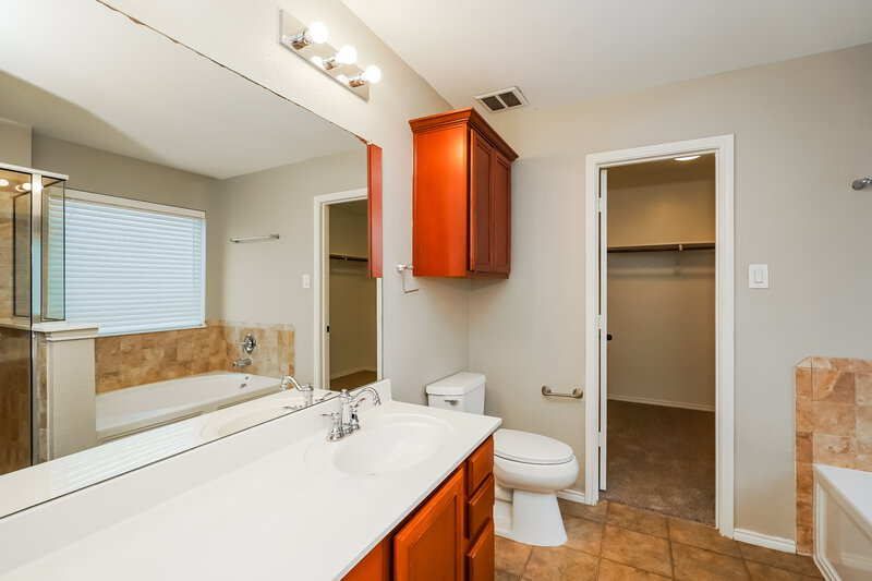 2,625/Mo, 5828 Ridge Lake Dr Fort Worth, TX 76244 Main Bathroom View