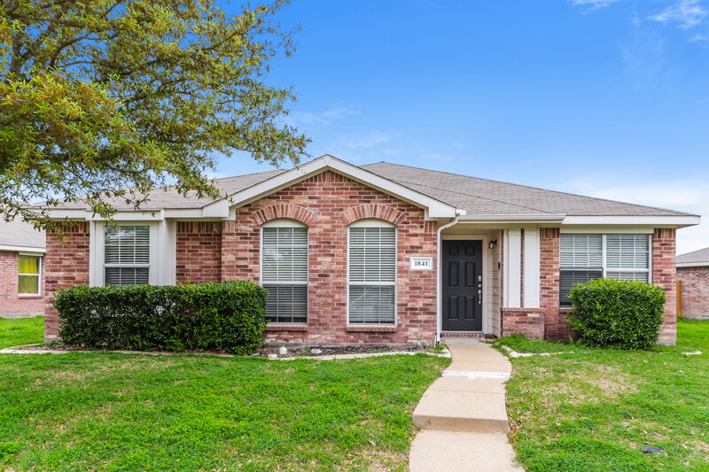 2,390/Mo, 1841 Sierra Trl Lancaster, TX 75146 External View