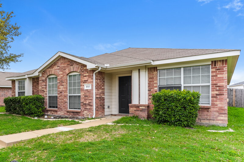 2,390/Mo, 1841 Sierra Trl Lancaster, TX 75146 Front View