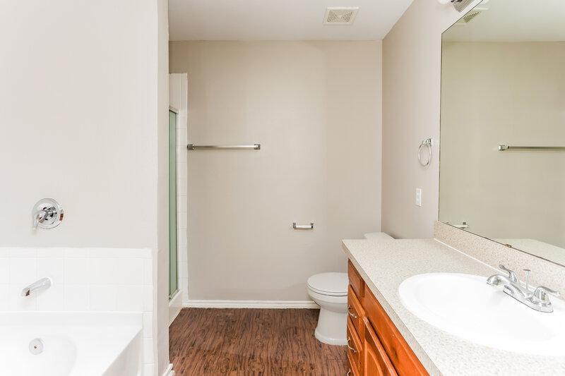 2,390/Mo, 1841 Sierra Trl Lancaster, TX 75146 Main Bathroom View
